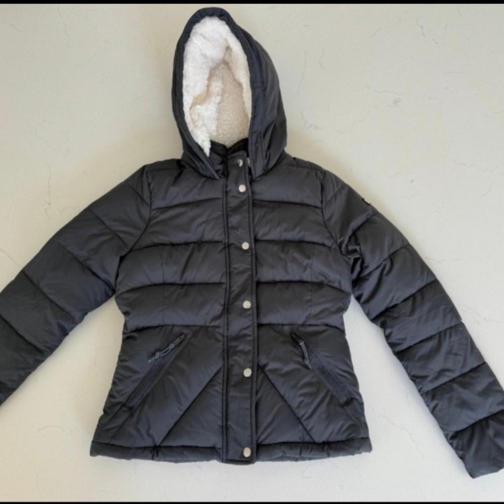 Hollister puffer jacket. Sherpa lined. New WO tags. MEDIUM.
